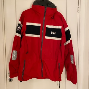 Helly Hansen jacka  - En röd helly Hansen jacka i storlek L❤️