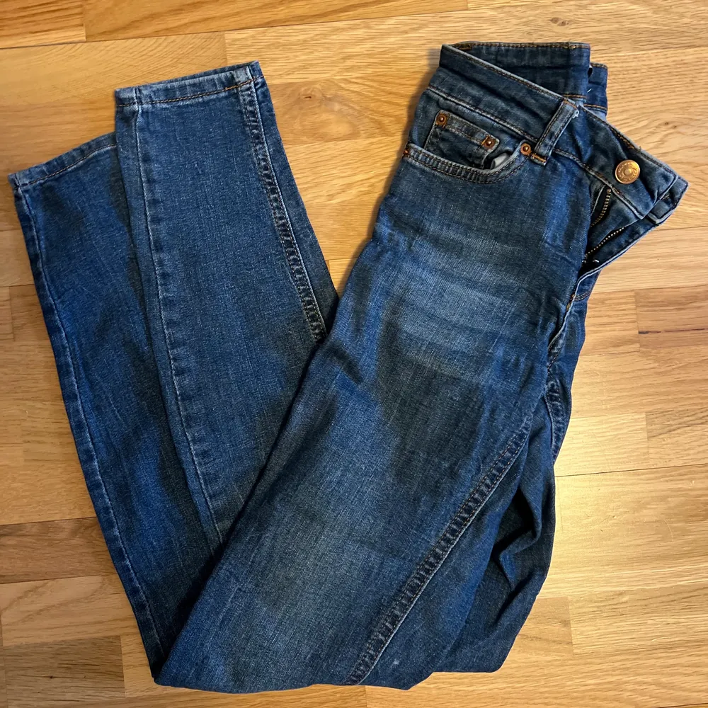 Tighta jeans som tyvärr ej kommer till användning då jag har dubbletter. . Jeans & Byxor.