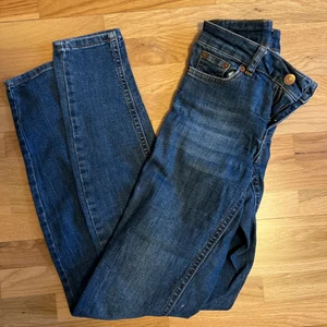 Jeans - Tighta jeans som tyvärr ej kommer till användning då jag har dubbletter. 
