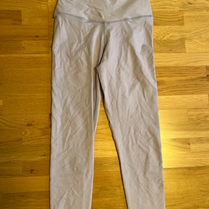 Träningstights  - Ljuslila träningstights med scrunch baktill som gör att rumpan ser 👌🏻👌🏻 ut! Använda ett fåtal gånger. 