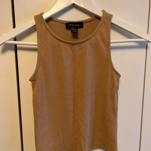 Croptop - En enkel beige croptop, säljer då jag har dubbletter. 