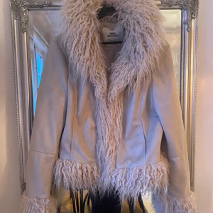 80s jacka - Säljer denna helt oanvända jacka i beiget, från Urban Outfitters. Prislappen sitter kvar. Den är svinsnygg men tyvärr lite för liten för mig. Storlek L enligt hemsidan men skulle säga att den motsvarar mer en M. Alltså mindre i storleken. :) Nypris 900kr