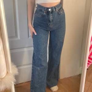 Superfina wide leg jeans från Stradivarius i storlek 32. Uppsydda men lite lite för långa för mig som är 158. Dom har en liten slitning längst ner i benet men inget som syns jätte mycket. Köpta för 400kr :)