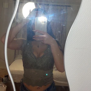 Spets topp - Detta är en mörkgrön topp som jag absolut är kär i inga skader alls. Säljs pågrund av att jag inte är lika bekväm i den längre:/ vet inte vilket märke det är eller vilken storlek. Men jag har xs/s och den passar perfekt på mig. Otroligt skön att ha under sommaren✨