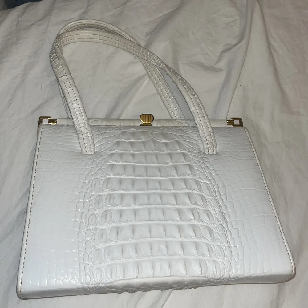 Handväska från secand hand, jätte fin vit färg och ser ej smutsig ut elr liknande! :) . Väskor.