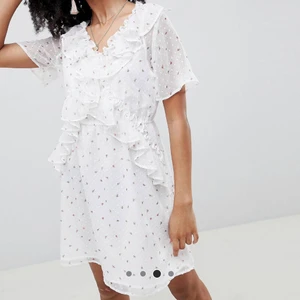 Klänning - Vit klänning med små blommor från Lost Ink. Strl XXS mer som XS. Aldrig använd. 