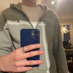 Ralph Lauren zip-up - Zip-up från Ralph lauren i väldigt bra skick.  I storlek XL i barn lite liten på mig som är 183cm lång. Köpare står för frakt Nypris: 700kr