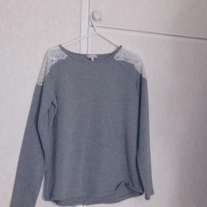 Grå tröja med spets 🤍 - Superfin grå tröja med lite spets över axlarna. Fin att ha när det är lite kalt ute. Använd 8 ggr 🤍