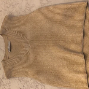 Stickad väst - En beige stickad väst från Zara, ångrat köp och därför aldrig använt den🤍 