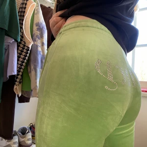 Juicy Couture byxor stl M - Färgstarka super sköna juicy-byxor i nyskick. Säljer pga att de inte riktigt kommer till användning. Köpta i Stockholm på urban outfiters, ny pris var ca 1199kr.