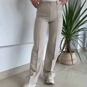 Design by Si beige kostymbyxor - Supersnygga kostymbyxor från design by si. Lite noppriga på nåt ställe men det syns knappt. Stretchiga. Lånade bilder. LÄGG ENDAST BUD OM DU ÄR HELT SÄKER PÅ KÖP!! Köp direkt: 350kr + frakt