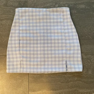 Blå-vit rutig kjol med slits.  - Blå-vit rutig kjol med slits, storlek s/xs. Otroligt fin till sommaren🥰. Hör gärna av er om fler bilder! 