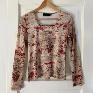 Mesh-topp - Mönstrad mesh-topp med täckande tyg undertill, vintage från Kappahl! Är i stl 42-44 men skulle säga att det är som en S 🧚