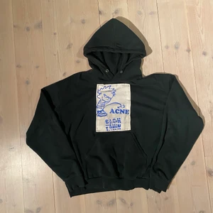 Acne hoodie  - En hoodie med en fuck acne patch gjord av märket sighyawn! En exemplaret som finns i världen! Skick 8/10 felfri, storlek L men sitter lite croppat o boxy som passar M också.
