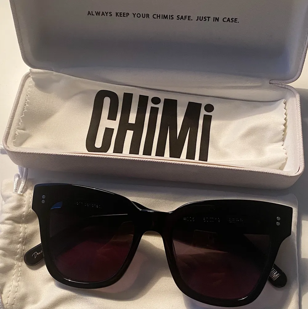 Solglasögon från Chimi eyewear i modellen Berry #005 Black. Tror inte modellen finns kvar på hemsidan, men de är inköpta förra året för 699:-. Aldrig använda så de är i nyskick. Säljes för 300kr + frakt. Accessoarer.