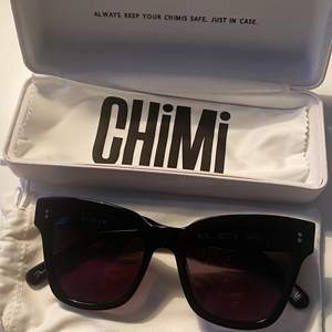 Solglasögon från Chimi eyewear i modellen Berry #005 Black. Tror inte modellen finns kvar på hemsidan, men de är inköpta förra året för 699:-. Aldrig använda så de är i nyskick. Säljes för 300kr + frakt