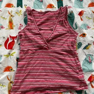 Randigt linne - Hej jag säljer den här randiga toppen i olika färger. Det står ingen storlek men gissar på S/M. Det är egentligen en MAMA-topp men jag gillar hur tygen ligger omlott runt bysten!