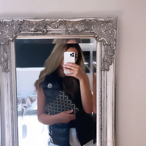 Moncler väst  - Säljer min super fina moncler väst som inte alls kommer till någon användning tyvärr. Västen är i princip helt ny och är endast använd 3-4 gånger,köpte den i somras på nk (kvitto finns såklart kvar för äkthetsbevis). Storlek S/M, säljer den för 2800 kr+frakt, vill bara bli av med den då den inte alls kmr till någon användning. Obs !!! Västen är mer ”glansig” i verkligheten, vid intresse av fler bilder hör av er !!🥰