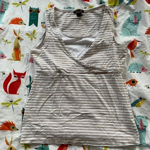Randig topp - Jag säljer en randig topp från hm. Den är i bomull och är jättebekväm. Det är en MAMA-topp, för amning, men jag tycker ändå den är söt och går att använda iallafall!