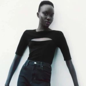 Zara topp - Svart topp från Zara! Storlek M men funkar även på mig som har S. ❤️  