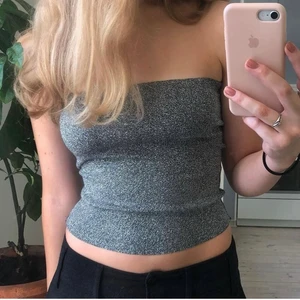 Bandeautopp  - Kollar intresset på sådana här bandeautoppar! De är lite längre, så passar perfekt till lägre byxor. Funkar till både fest och till vardags. Vid intresse kommer de släppas på min instagram remadebymaja (följ där för att inte missa) 💓