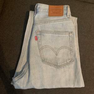 Fina ljusblåa levis jeans i high loose, i bra skick! Stl 24/31 Säljer då de är för korta på mig som är 178 cm. 🤍