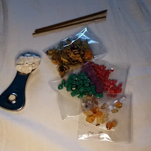 Kristall chip💞 - Olika kristall chip i påsar. Kristallerna är karneol, röd jasper och blå holite. I en av påsarna finns också sånt man lägger kristallerna i när man renar dom. Om du är intresserad så kan vi komma överens om ett pris