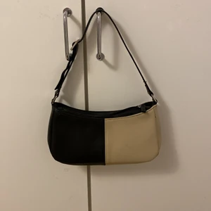 Liten hand väska  - Bra skick använder inte och den har bra kvalitet 