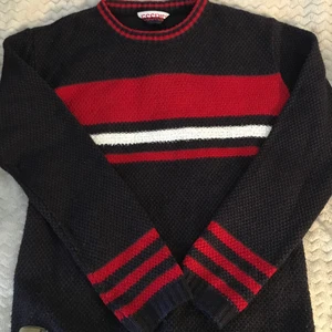 Stickad tröja - Super fin stickad tröja i färgerna: mörkblå, röd och vit! Den är skön att ha på sig och jag skulle inte säga att den är stickig! Det står ingen storlek på den men jag skulle säga xs/s ungefär! Men den passar även mig som har s/m i vanliga fall! För fler bilder eller frågor är det bara att kontakta mig!😇