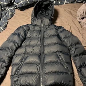 Tommy Hilfiger jacka - Säljer denna fina Tommy Hilfiger jackan som nästan aldrig är använd. Den hänger bara i garderoben eftersom jag har vuxit ur den. Den köptes i Tommy Hilfigers butik 2021.                                                                       Köparen står för frakt.🤝.                                                        Släng iväg ett meddelande om du är intresserad😊🤩