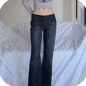 y2k midwaist jeans - ⭐️ svarta midwaist jeans med straight leg och coola fickor ⭐️ midjemått: 74-76 cm (men stretchiga), innerbenslängd: ca 82 cm,  Grenhöjd: 24-25 cm. Okänt märke. Första bilden lånad som ett exempel. Andra två är mina. Skriv privat för fler bilder/ bilder med de på.💕