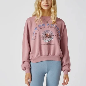 Sweatshirt - Säljer denna sweatshirten från pull&bear, köpte förra året och den finns nog inte kvar längre eller så är den slutsåld! Kom privat för fler bilder💕