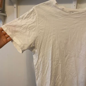 T-shirt  - Vit så skön T-shirt från bikbok. Små slitnings detaljer i ärmarna och hals ringningen som ni ser på bild 2&3. 
