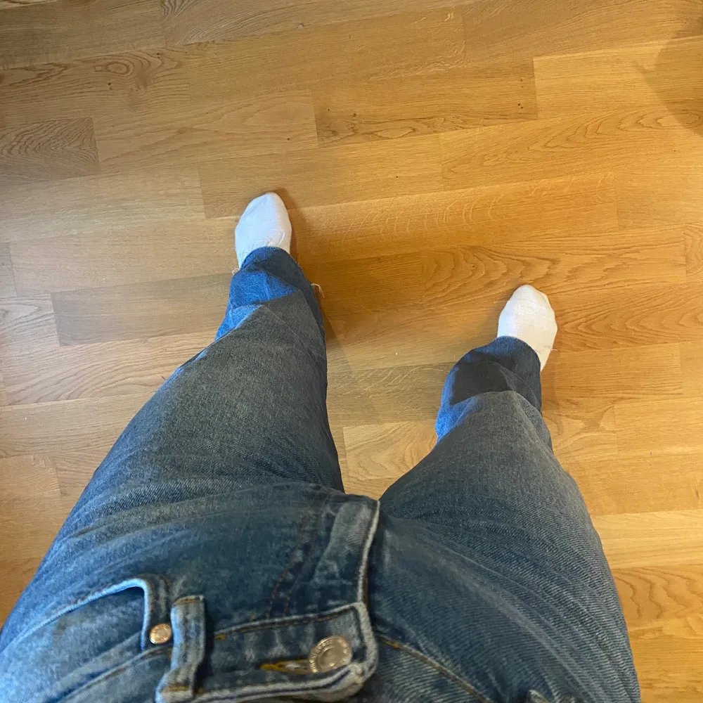 Blåa, raka jeans med bra passform! Använda fåtal gånger så i jätte bra skick. Frakt tillkommer📦 . Jeans & Byxor.