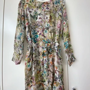 Vacker klänning från Rodebjer - Fantastiskt vacker klänning från Rodebjer! Härligt färgglatt mönster och jätteskön. Storlek S. Härligt material (20% ull). Köpt 2nd hand men aldrig använd av mig. Ser ut att vara använd en del och med det kommer små skavanker. Mest tydligt är viss tråddragning framför allt i ena armen, se bild. I övrigt kan jag se enstaka tråddragning och det syns även att tidigare ägare haft en säkerhetsnål i ryggen, tyget är något töjt.