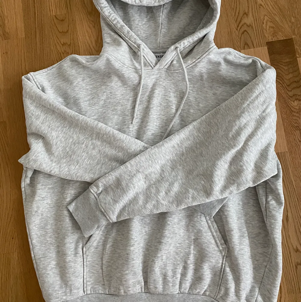 Hoodie från weekday, endast använd 3 ggr så väldigt bra skick. Säljer eftersom den inte kommer till användning då den är väldigt oversizedskriv för fler bilder eller vid intresse❤️❤️. Hoodies.