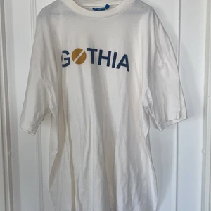 GOTHIA T-Shirt  - Cool, vintage och stor tröja med ballt tryck! 