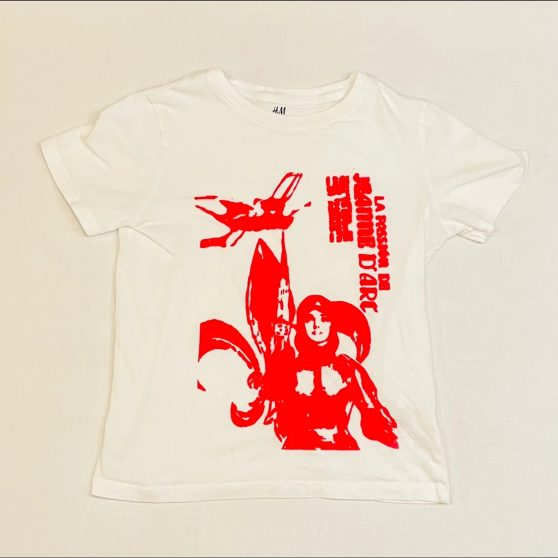 Vit t-shirt med rött tryck  - 90