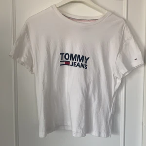 Tommy Jeans t-shirt  - Snygg t-shirt från Tommy Jeans som knappt är använd 
