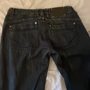 Y2k jeans - Snygga raka/baggy jeans som it passar med stenar på bakfickorna och knappar