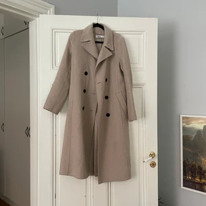Beige kappa - Ullkappa från zara i fint skick! Går till mitteln av vaden på mig som är 164cm.