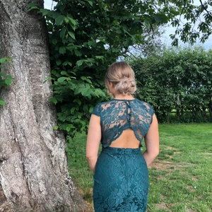 Balklänning  - Vacker balklänning i spets från bubbleroom. Nypris 899kr. Använd en gång på bal, fint skick!                                          Klänningen är i storlek 36 och är normal i storleken. Buren av mig som är 163 med ca 10cm klack.                                        Vill du ha fler bilder eller har frågor så skicka medelande privat!                                                                                                Kan mötas upp runt Helsingborg annars står köparen för frakten. 