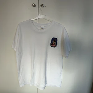 Vit Airforce commander t-shirt - Säljer den här fina t-shirten i storlek L. 💙Den är i bra skick men den är för stor för mig. Den är gjort av 100% bomull. ✨Köparen står för frakt.✨