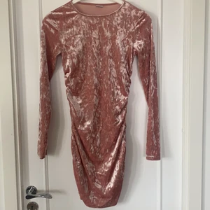 Velvet klänning  - Rosa velvet klänning som är ursnygg på! Funkar på alla fester! 