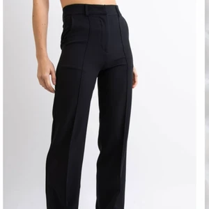 Kostymbyxor från madlady  - Säljer ett par kostymbyxor från madlady i storlek eu32-32 då dom var lite stora för mig! Helt nya aldrig använda och lappen kvar