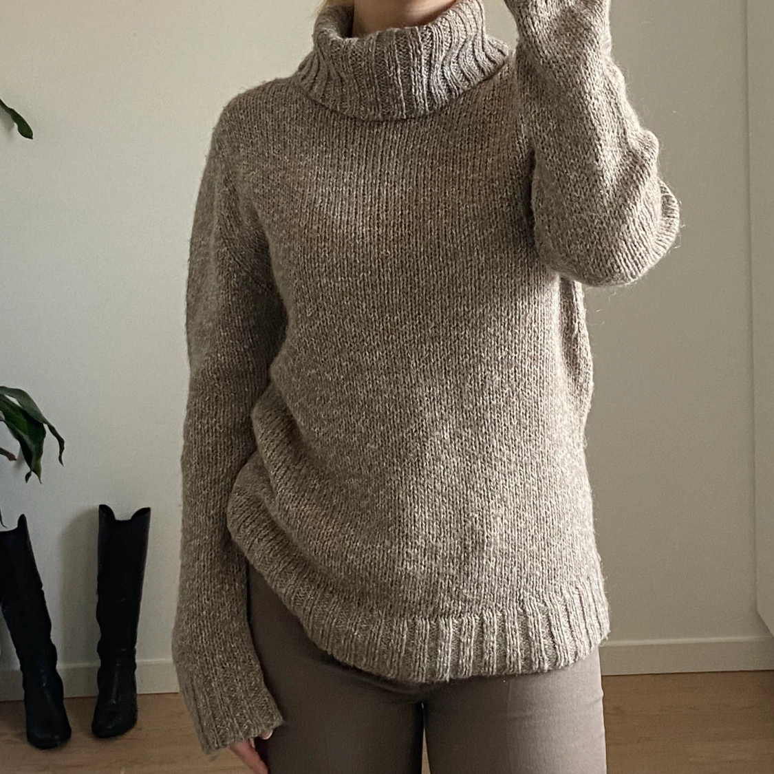 Stickad tröja med krage