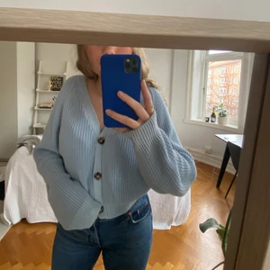 Kofta från Monki - Jättefin kofta från Monki i storlek S. Använd få gånger så som ny i skicket. Säljer för 60kr 💙