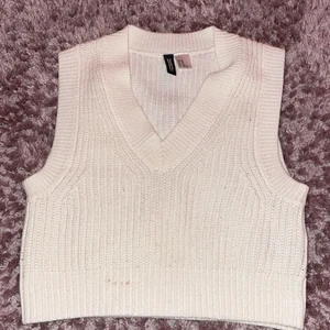 Fin stickad kofta, ifrån divided/ H&M💞 - Jätte fint skick, använd ca 4 ggr💗