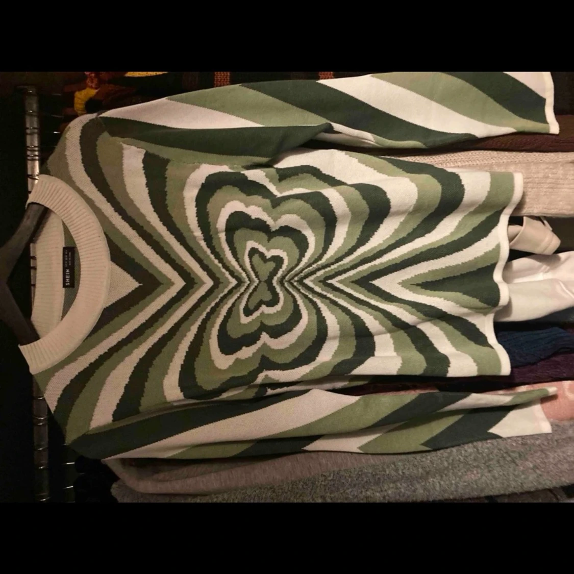 Tjocktröja med fjäril  - 90