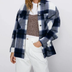 Zara jacka - Säljer min Zara jacka nu som är i Storlek M, den är i nytt skick och har endast använts fåtal gånger. Inga missfärgningar eller nopprig och säljer bara då den ej används längre, som ni ser är det inte mina bilder så det är bara att höra av sig för fler bilder eller om ni vill se då jag har på den! Priset kan diskuteras💓⚡️